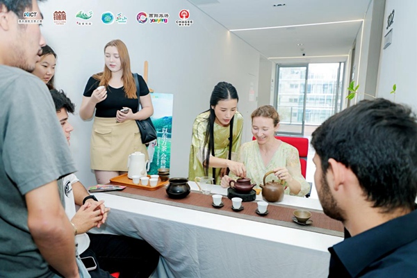國際學(xué)生學(xué)習(xí)中國茶文化。主辦方供圖