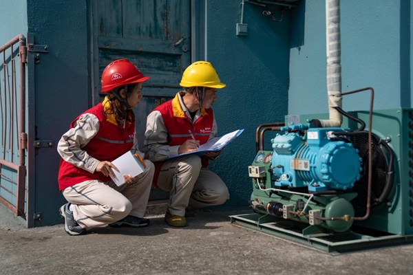 電力員工記錄養(yǎng)羊設(shè)備數(shù)據(jù)。國(guó)網(wǎng)重慶永川供電公司供圖