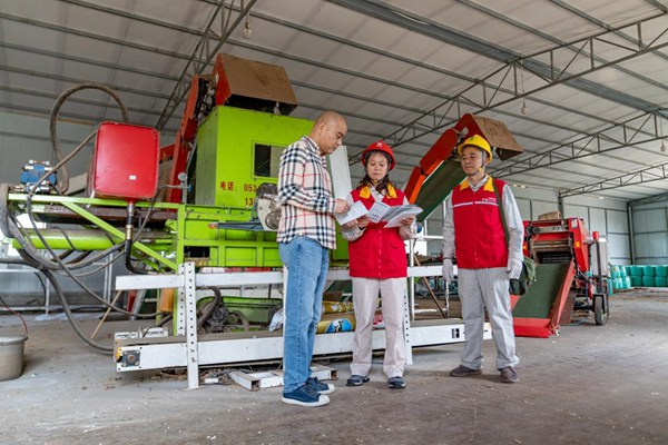 電力員工調(diào)研用電需求。國(guó)網(wǎng)重慶永川供電公司供圖