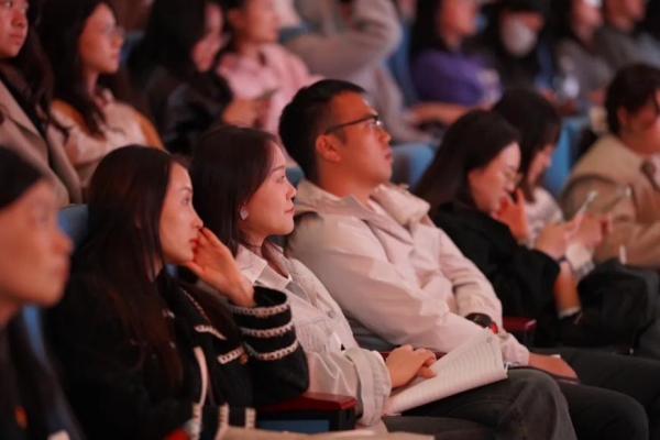 觀眾認(rèn)真聆聽(tīng)演講。金山學(xué)校供圖