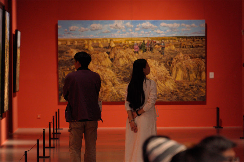 “風拂大地”王建國油畫作品展在重慶美術館開展。