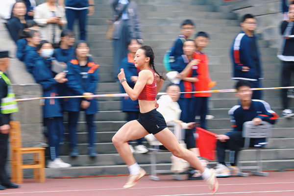 田徑賽場(chǎng)。向詩佳攝