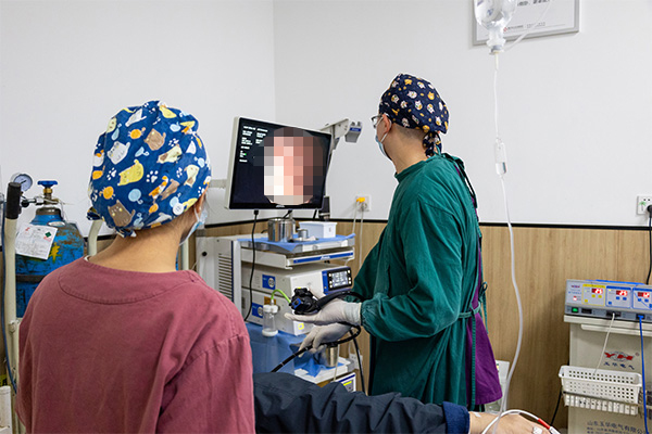 患者進(jìn)行檢查。重慶東大肛腸醫(yī)院供圖