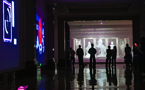 學(xué)生在數(shù)字媒體專業(yè)課程光影展區(qū)品鑒創(chuàng)意作品。重慶財經(jīng)學(xué)院供圖