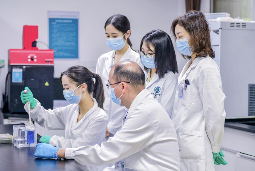 代謝性血管疾病川渝共建重點(diǎn)實(shí)驗室里，醫(yī)學(xué)科研工作者正在開展實(shí)驗。受訪者供圖。