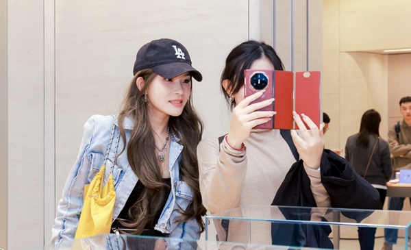 市民正在體驗(yàn)產(chǎn)品。華為終端供圖