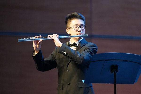 獨(dú)奏表演。學(xué)校供圖