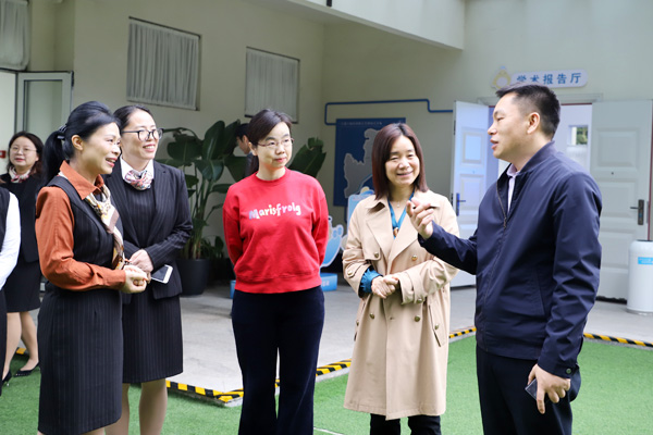 專家為幼兒園建設(shè)建言獻(xiàn)策。大渡口幼兒園供圖