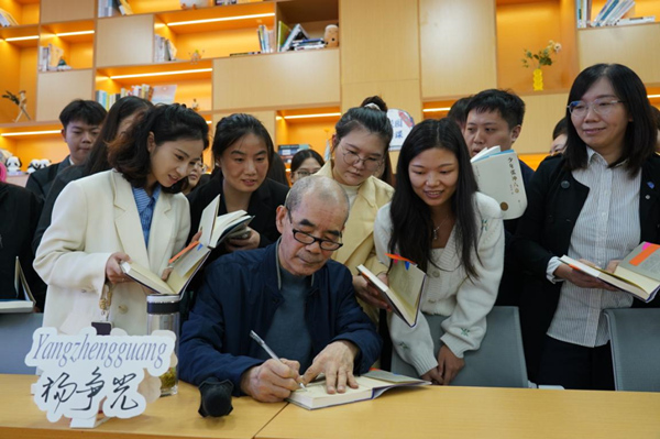 簽名贈(zèng)書環(huán)節(jié)。主辦方供圖