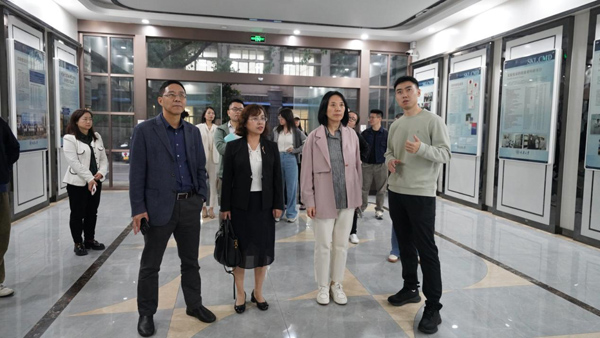 媒體一行參觀煤礦災(zāi)害動(dòng)力學(xué)與控制全國(guó)重點(diǎn)實(shí)驗(yàn)室。重慶大學(xué)供圖