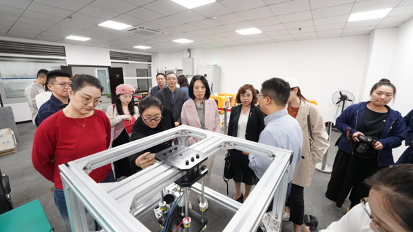 媒體一行參觀重大—來(lái)福智能精密傳動(dòng)研究院。重慶大學(xué)供圖