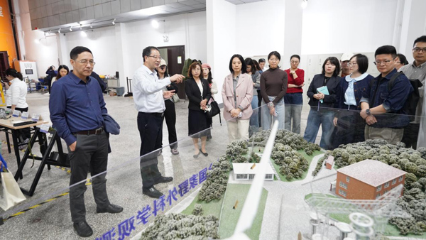 媒體一行參觀輸變電裝備技術(shù)全國(guó)重點(diǎn)實(shí)驗(yàn)室。重慶大學(xué)供圖?