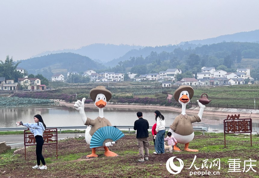 “雙昌”合作園區(qū)內(nèi)的地界雕塑。人民網(wǎng)記者 胡虹攝