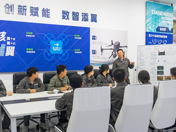 何濤在無人機(jī)創(chuàng)新工作室給青年員工講授全域無人機(jī)創(chuàng)新技術(shù)。國網(wǎng)重慶永川供電公司供圖