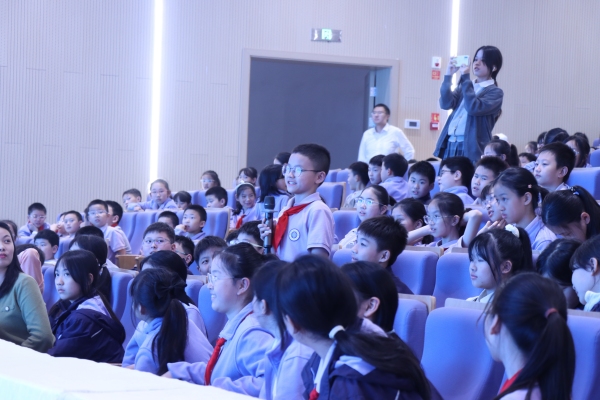 學(xué)生在課堂上與老師互動。兩江新區(qū)云錦小學(xué)供圖