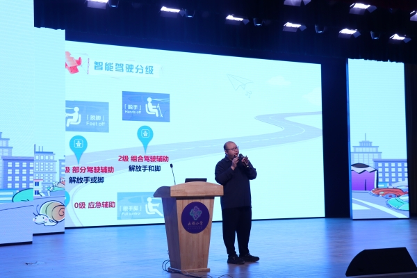 萬凱林為學(xué)生講解智能駕駛技術(shù)。兩江新區(qū)云錦小學(xué)供圖