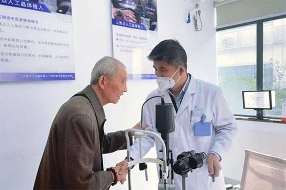 復(fù)查回訪現(xiàn)場。重慶華廈眼科醫(yī)院供圖