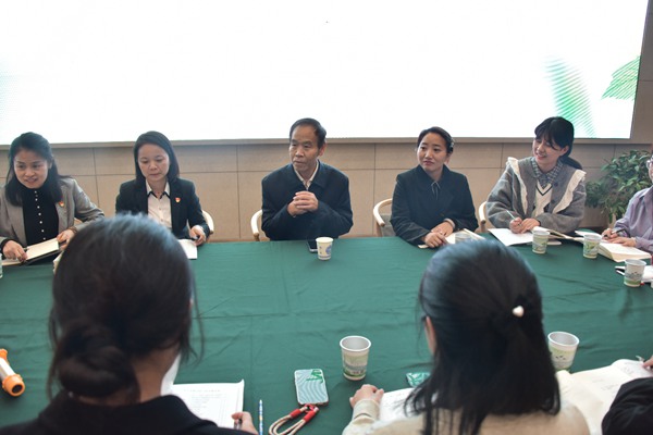 魏書生與老師面對面分享育人經(jīng)驗。學校供圖