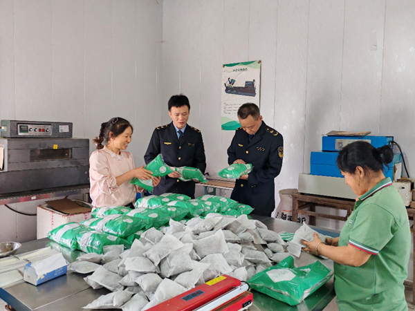 市場(chǎng)監(jiān)管工作人員走訪艾草企業(yè)引導(dǎo)樹(shù)立品牌意識(shí)。銅梁區(qū)市場(chǎng)監(jiān)管局供圖