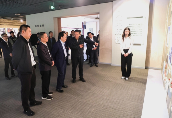 康騫一行參觀中國(guó)電信重慶公司文史館。重慶理工大學(xué)供圖