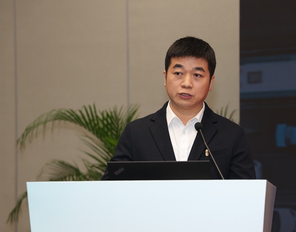 楊劍發(fā)表主題演講。交運城卡公司供圖