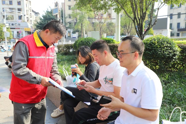 供電員工在時代廣場推廣“網(wǎng)上國網(wǎng)95598”微信公眾號。國網(wǎng)重慶永川供電公司供圖