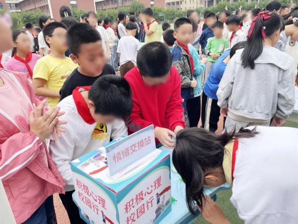 “情緒交換站”活動現(xiàn)場。重慶小米熊兒童醫(yī)院供圖