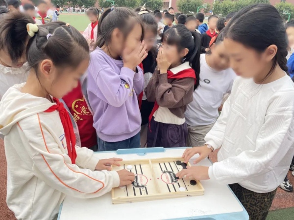 “彈彈棋比拼”活動現(xiàn)場。重慶小米熊兒童醫(yī)院供圖