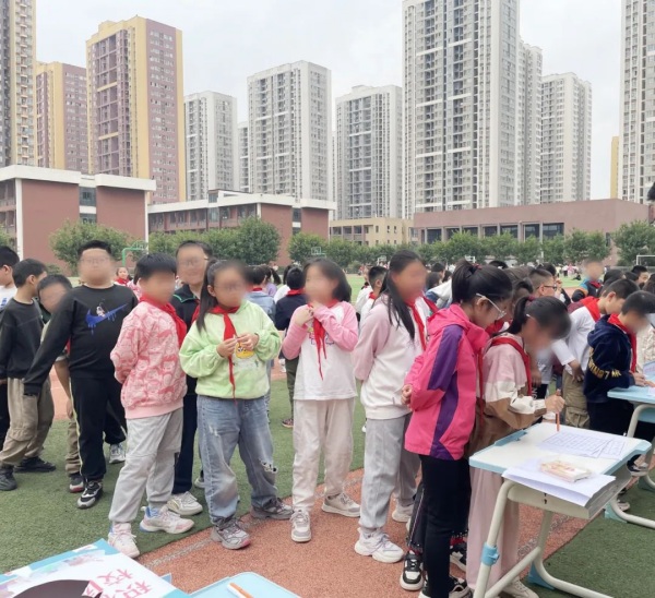 “舒爾特方格游戲”活動現(xiàn)場。重慶小米熊兒童醫(yī)院供圖