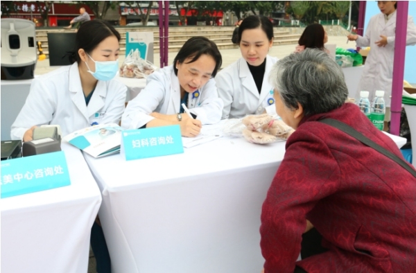 義診現(xiàn)場(chǎng)。重慶安琪兒婦產(chǎn)醫(yī)院供圖