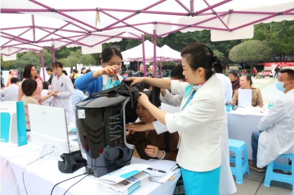 義診現(xiàn)場(chǎng)。重慶安琪兒婦產(chǎn)醫(yī)院供圖