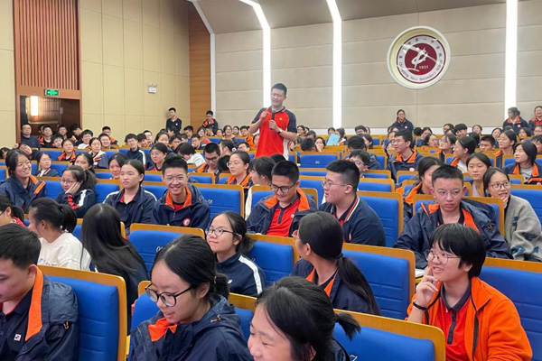 學(xué)生向李燕燕提問。重慶一中供圖