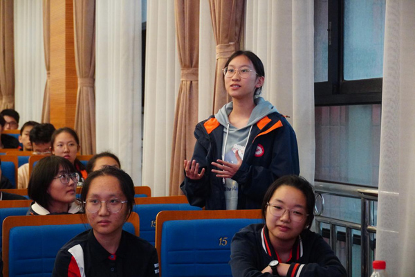 學(xué)生向李燕燕提問。重慶一中供圖