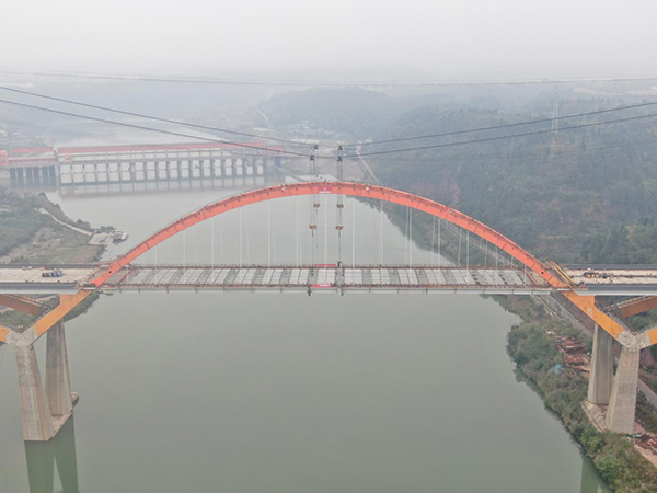 潼南區(qū)東升大橋建設(shè)項目鋼主梁合龍。重慶市建科院公司供圖