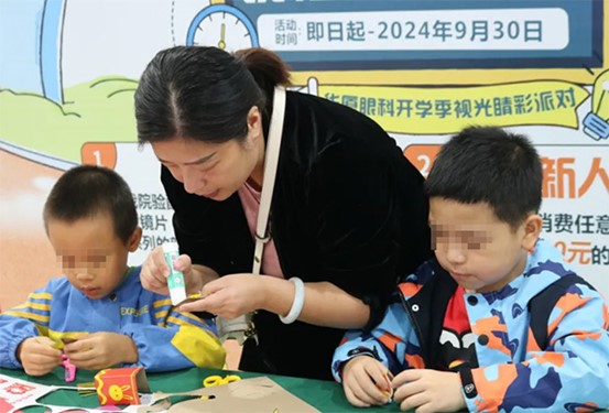 親子互動(dòng)剪紙。重慶華廈眼科醫(yī)院供圖