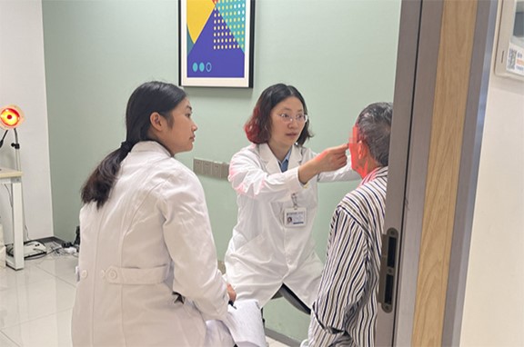 馮勝輝為患者檢查眼位。重慶南坪愛(ài)爾眼科醫(yī)院供圖