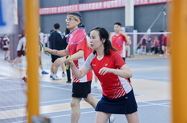 賽場上，參賽選手們精神飽滿、斗志昂揚。主辦方供圖