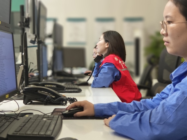 國(guó)網(wǎng)重慶超高壓公司工作人員在500千伏變電站監(jiān)控大廳內(nèi)作業(yè)。國(guó)網(wǎng)重慶超高壓公司供圖