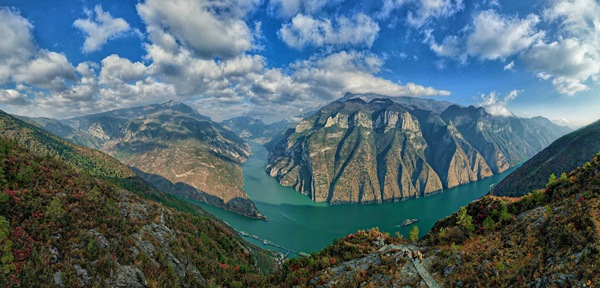 滿山紅葉映三峽。重慶市文旅委供圖