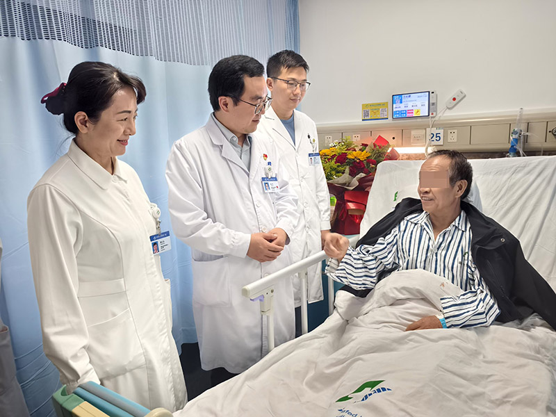 醫(yī)護(hù)團(tuán)隊(duì)正在查房。受訪(fǎng)者供圖