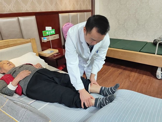 周祖葦為谷婆婆查體。重慶道格骨科醫(yī)院供圖