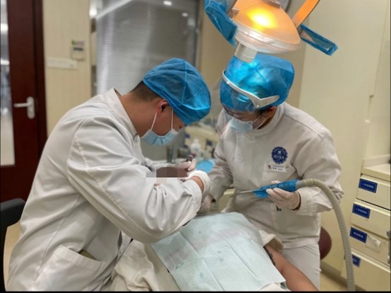 手術(shù)現(xiàn)場。泰康拜博口腔供圖