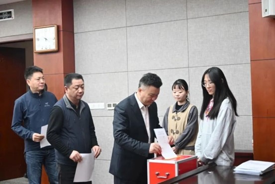 余勇（中）進行投票。重慶道格骨科醫(yī)院供圖