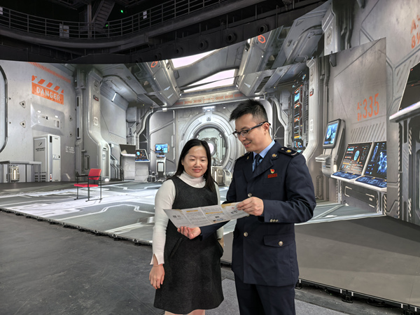 永川區(qū)稅務(wù)人員到永川科技片場宣傳相關(guān)稅費政策，解答涉稅問題。王磊攝