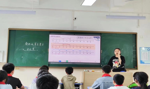 課堂教學(xué)中的孔媛媛。受訪者供圖