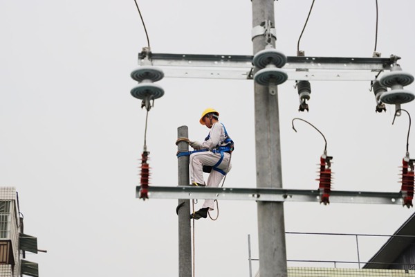 呂祖鈞在桿塔上工作。國網(wǎng)重慶永川供電公司供圖