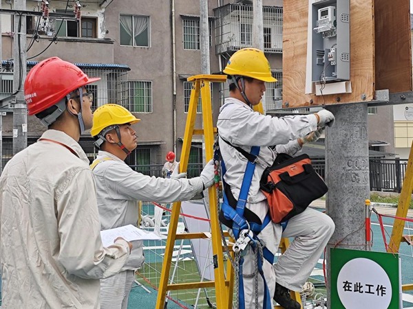 國網(wǎng)重慶永川供電公司員工開展團體農(nóng)網(wǎng)技能訓(xùn)練。國網(wǎng)重慶永川供電公司供圖