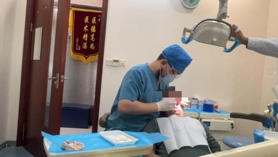 正畸操作現(xiàn)場(chǎng)。泰康拜博口腔供圖