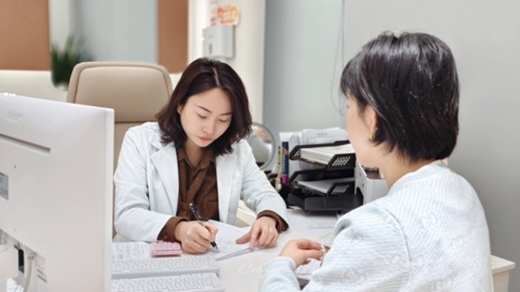 余航美為求美者面診。重慶諾美欣悅（媛頌）醫(yī)療美容供圖