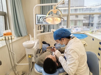 正畸治療現(xiàn)場。泰康拜博口腔供圖